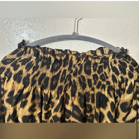 Off the shoulders Animal Print 3/4 sleeve on blouse size small - Picture 2 of 4
